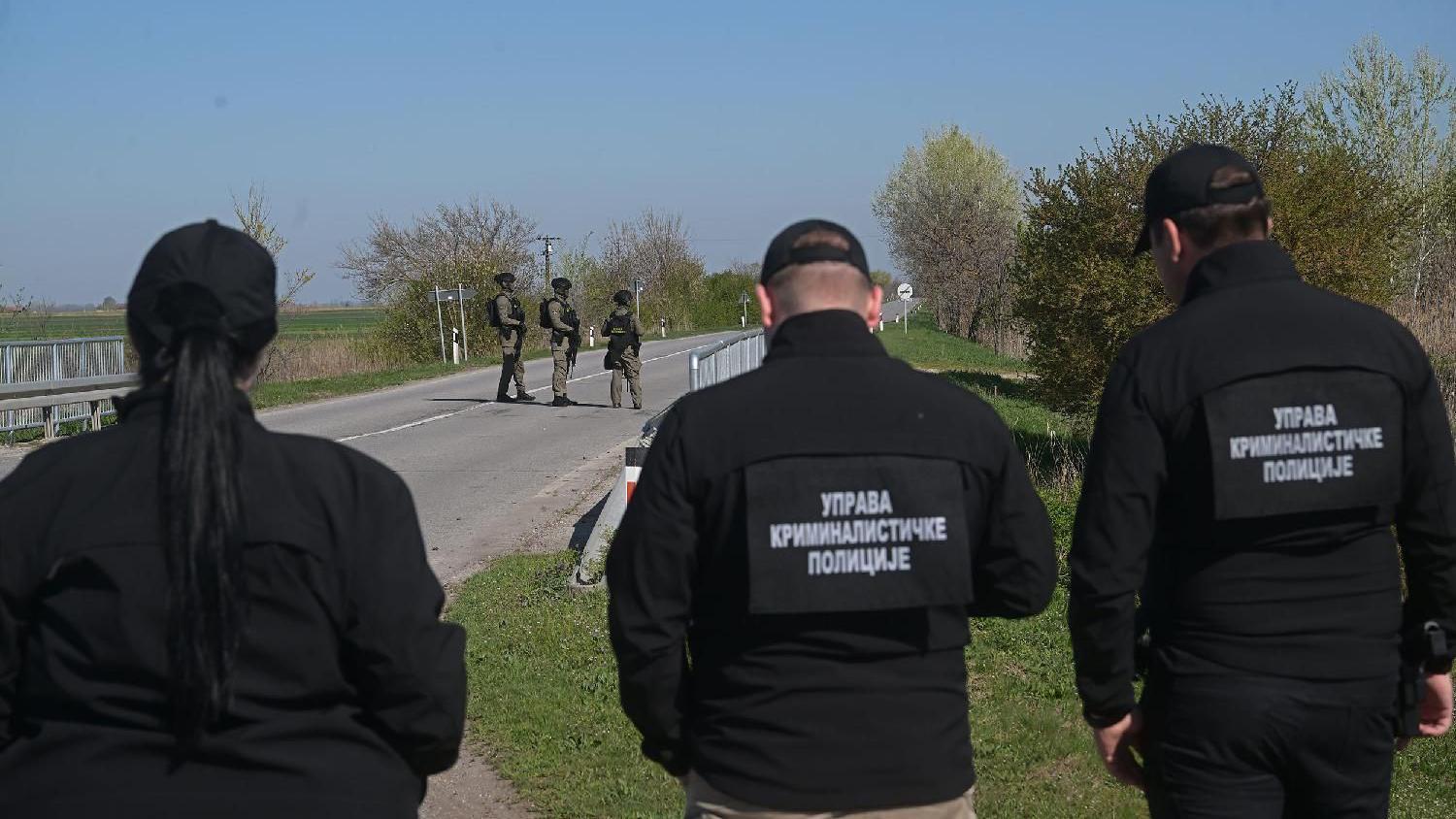 Šta znamo o incidentu sa eksplozivom u Kanjiži 3 Tri policajca stoje leđima okrenuta kameri ispred njih trojica vojnih policajaca pod punom opremom na cesti