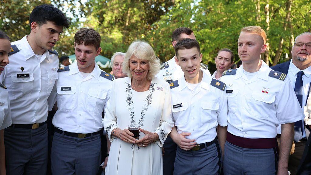 Gardisti, čaj i pčele: Prva zvanična poseta britanskog kraljevskog para Americi 14 Kraljica Kamila sa vojnim kadetima
