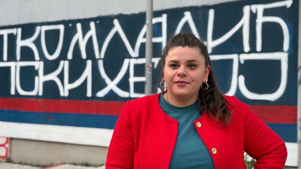 Mural kao krivično delo u Bosni i Hercegovini: 'Osetim jezu i strah' 5 Marijana ispred grafita 'Ratko Mladić srpski heroj' u Istočnom Sarajevu