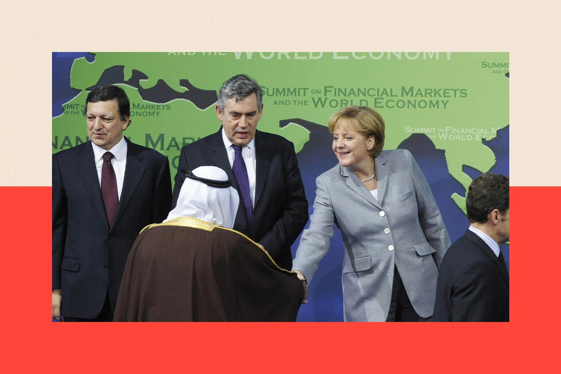 Nemačka kancelarka Angela Merkel (druga s desna) rukuje se sa saudijskim kraljem Abdulahom el Saudom dok zauzimaju mesta za grupnu fotografiju pored (s leva) predsednika Evropske komisije Žozea Manuela Baroza, britanskog premijera Gordona Brauna i francuskog predsednika Nikole Sarkozija na otvaranju samita G20 15. novembra 2008. u Vašingtonu.