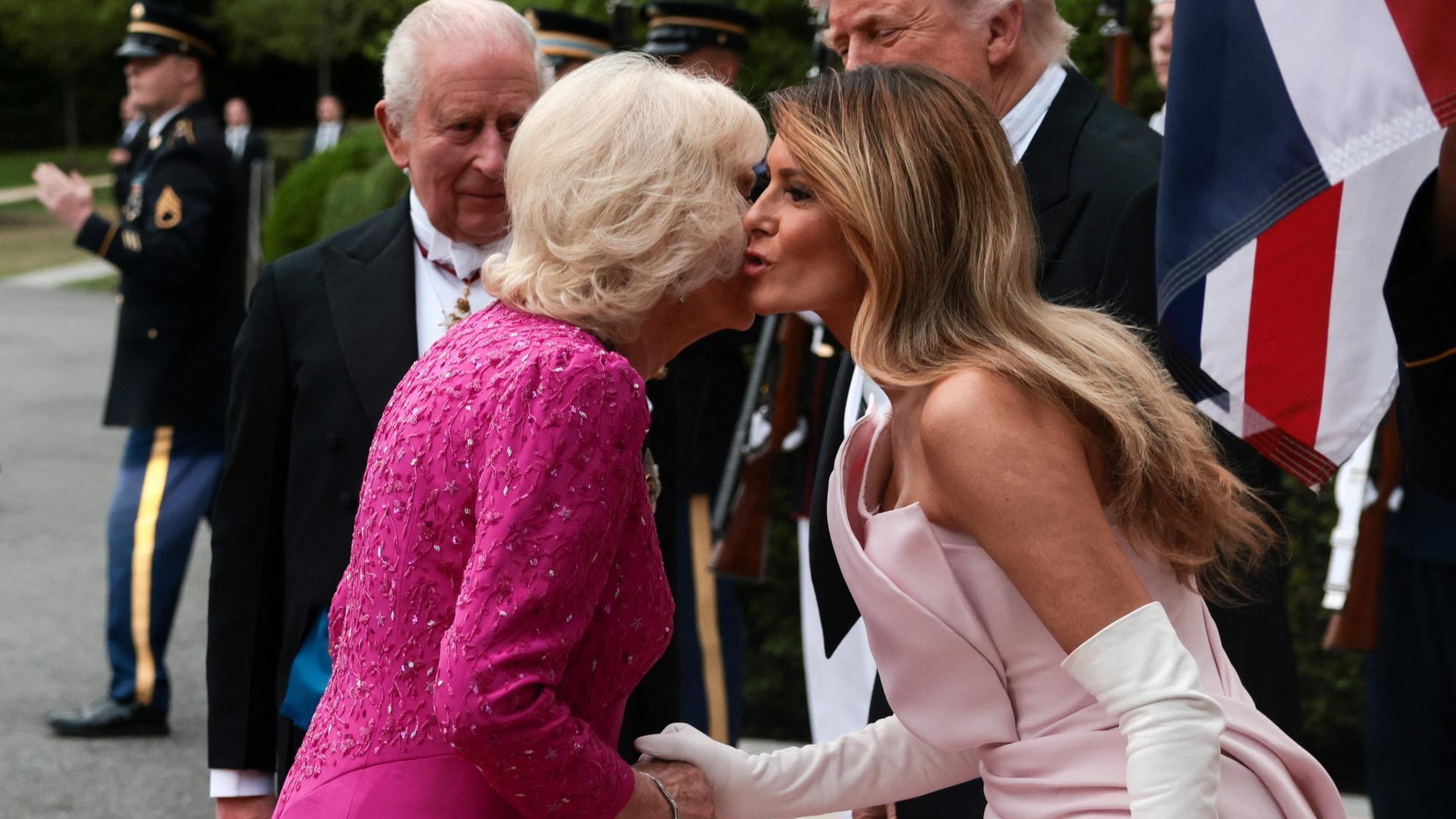 'Moja mama je bila zaljubljena u vas': Šale Trampa i kralja Čarlsa 14 kraljica Kamila i Melanija