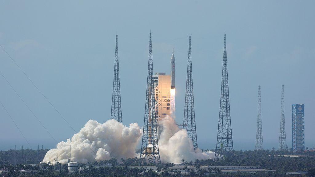 Misija Artemis Dva uspešna, ali najteži deo tek sledi 6 Probno lansiranje bele rakete, dim koji se širi i palme i plavo nebo