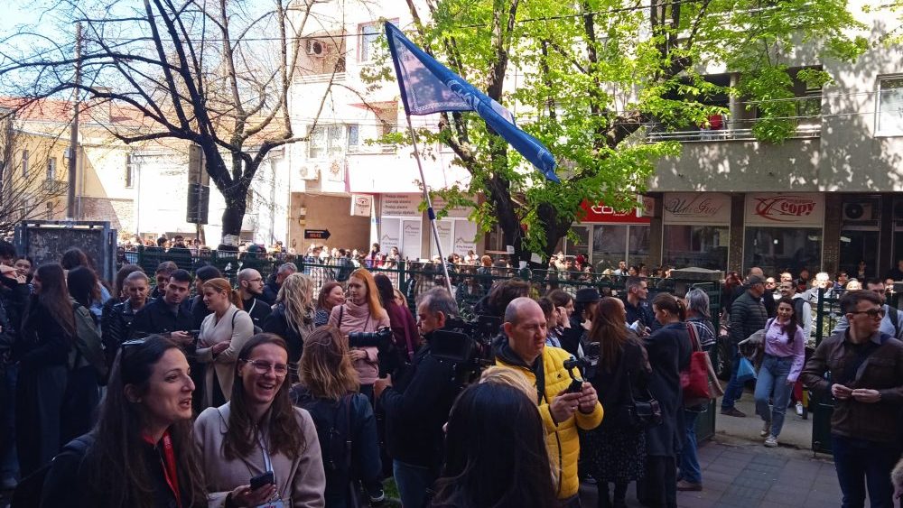 Protest ispred Filozofskog fakulteta u Nišu "Ovo je pitanje od nacionalnog značaja, treba nam konkretna podrška": Protest u Nišu zbog cepanja Filozofskog radi osnivanja Fakulteta srpskih studija 4