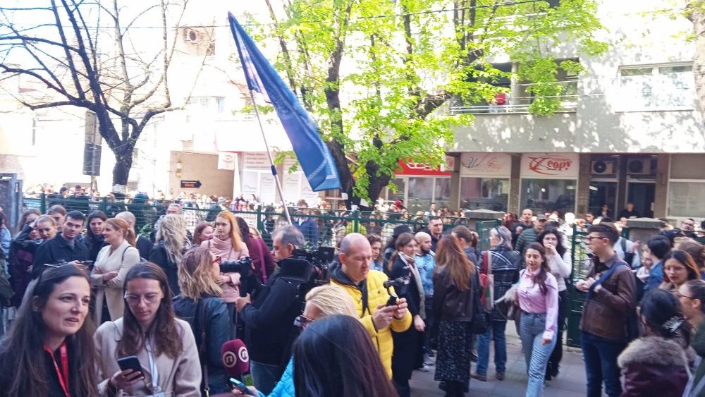 Protest ispred Filozofskog fakulteta u Nišu "Ovo je pitanje od nacionalnog značaja, treba nam konkretna podrška": Protest u Nišu zbog cepanja Filozofskog radi osnivanja Fakulteta srpskih studija 3