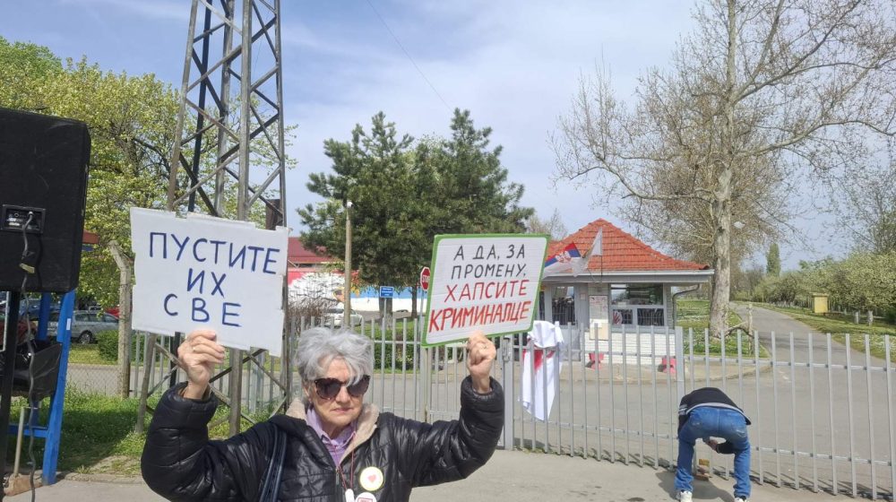 "Džoni i Mito, niste sami!": Novosadski zborovi okupili se ispred zatvora na Klisi 1