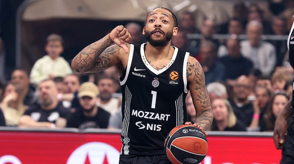 Karlik Džons, Partizan