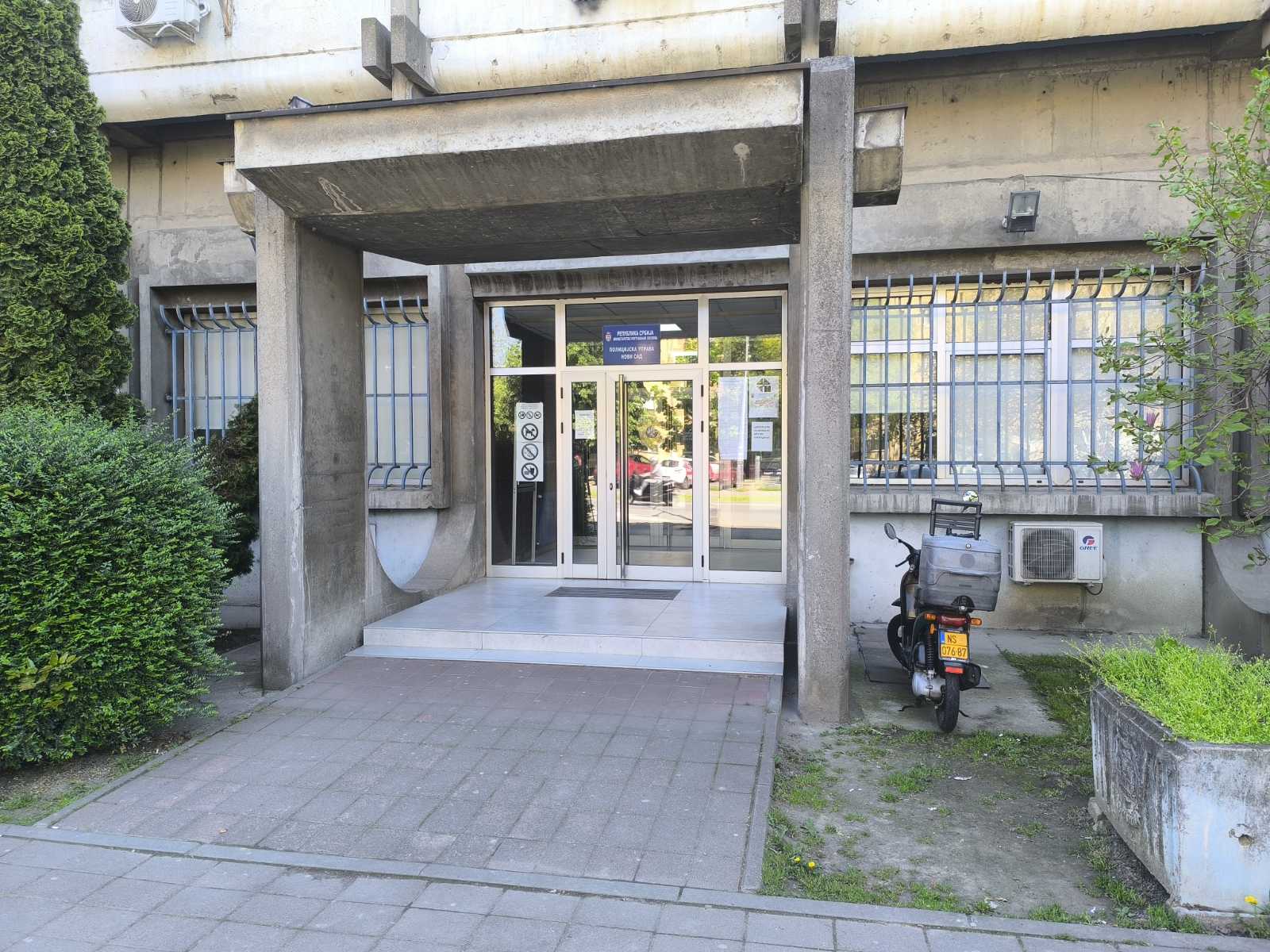 Protest naprednjaka ispred Policijske uprave u Novom Sadu 2