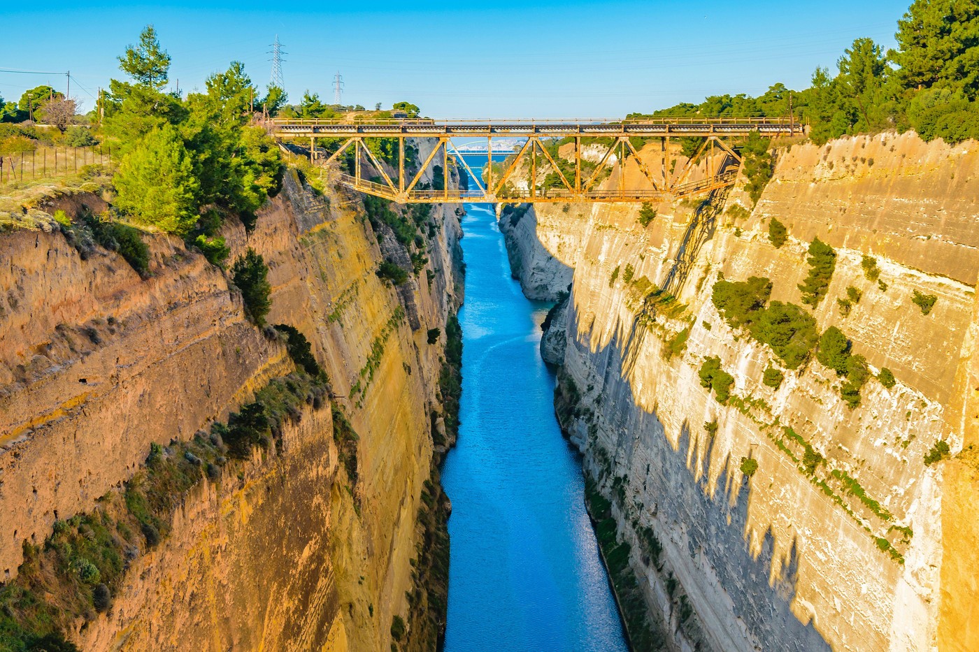 Lutraki, letovalište koje još nije preplavljeno turistima: More je kristalno čisto, a iz tuševa na plaži teče banjska voda 4 Lutraki, letovalište koje još nije preplavljeno turistima: More je kristalno čisto, a iz tuševa na plaži teče banjska voda 3