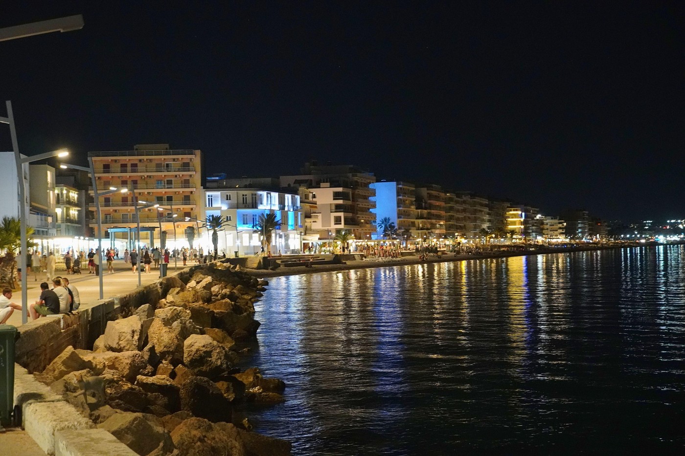 Lutraki, letovalište koje još nije preplavljeno turistima: More je kristalno čisto, a iz tuševa na plaži teče banjska voda 2 Lutraki, letovalište koje još nije preplavljeno turistima: More je kristalno čisto, a iz tuševa na plaži teče banjska voda 1