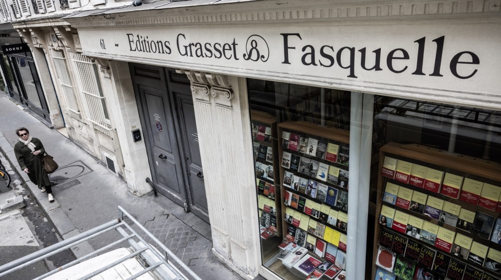više od 100 pisaca napustilo grase