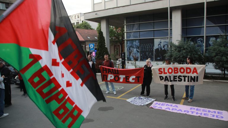 Odbrana tvornica smrti od pobunjenog naroda
