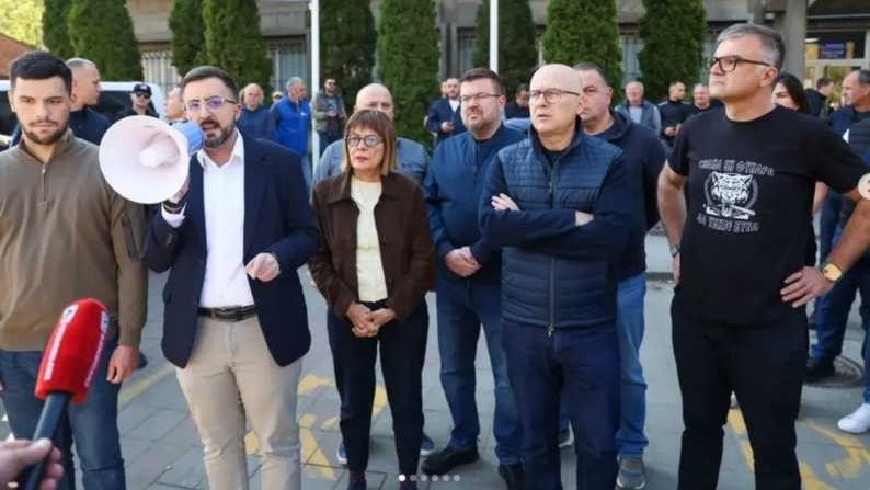 Protest naprednjaka ispred Policijske uprave u Novom Sadu 1