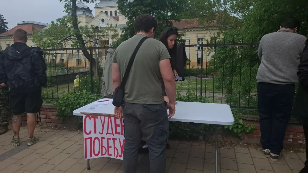 Studenti postavljaju štandove u Novom Sadu i dele nalepnice: Nedaleko od njih stoje naprednjaci 2 Studenti postavljaju štandove u Novom Sadu i dele nalepnice: Nedaleko od njih stoje naprednjaci 2