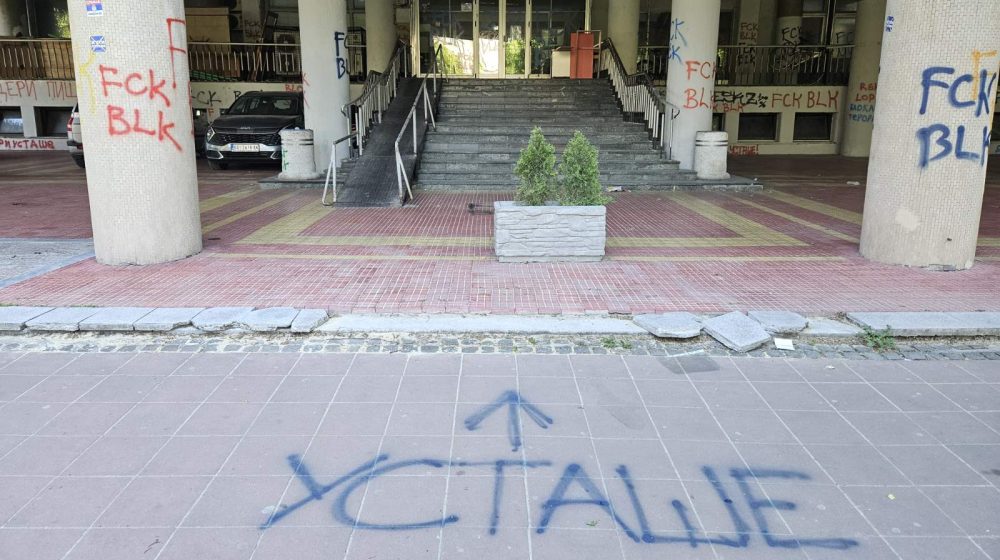 "Da li je sledeći korak da upadaju na fakultete i biju": Dekan Fizičkog fakulteta o šaranju zgrade na Studentskom trgu 1