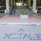 "Da li je sledeći korak da upadaju na fakultete i biju": Dekan Fizičkog fakulteta o šaranju zgrade na Studentskom trgu 10
