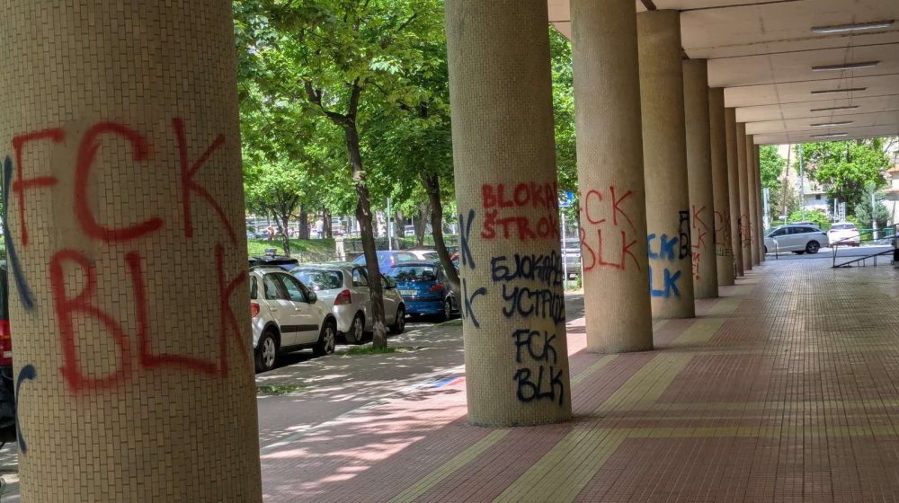 Zgrada Hemijskog fakulteta i dalje nije okrečena: Nadležni obećali pomoć, grafiti sa uvredljivim porukama stoje 1