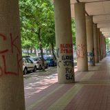 Zgrada Hemijskog fakulteta i dalje nije okrečena: Nadležni obećali pomoć, grafiti sa uvredljivim porukama stoje 2