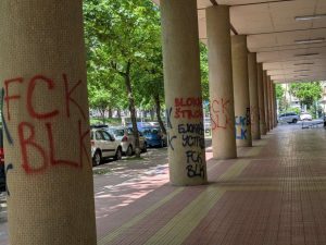 Zgrada Hemijskog fakulteta i dalje nije okrečena: Nadležni obećali pomoć, grafiti sa uvredljivim porukama stoje 1
