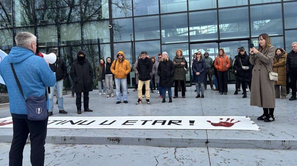 Zaposleni na RTV-u održali protest zbog napada na novinare: "Danas solidarnost - sutra opstanak" 1