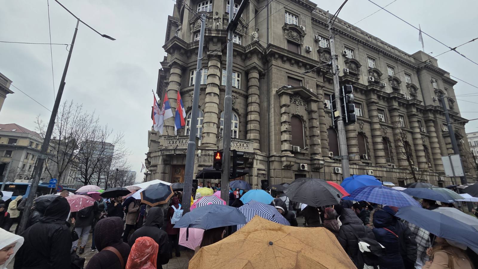 "Nacrt zakona usvojen, ali nije javno objavljen, ne znamo kako izgleda": Protest roditelja-negovatelja ispred Vlade 2 "Nacrt zakona usvojen, ali nije javno objavljen, ne znamo kako izgleda": Protest roditelja-negovatelja ispred Vlade 2