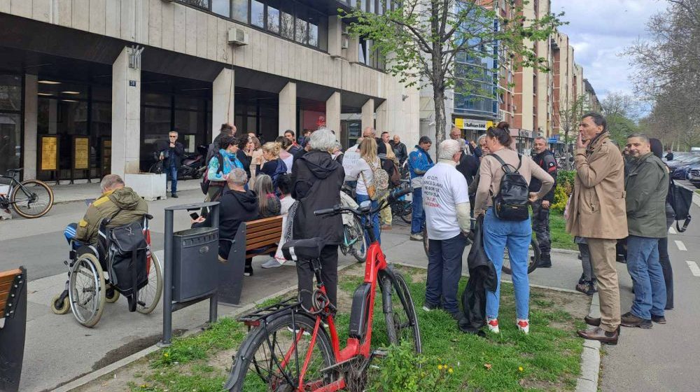 Protest ispred Prekršajnog suda u Novom Sadu, podrška studentima i građanima zbog prekršajnih prijava 1