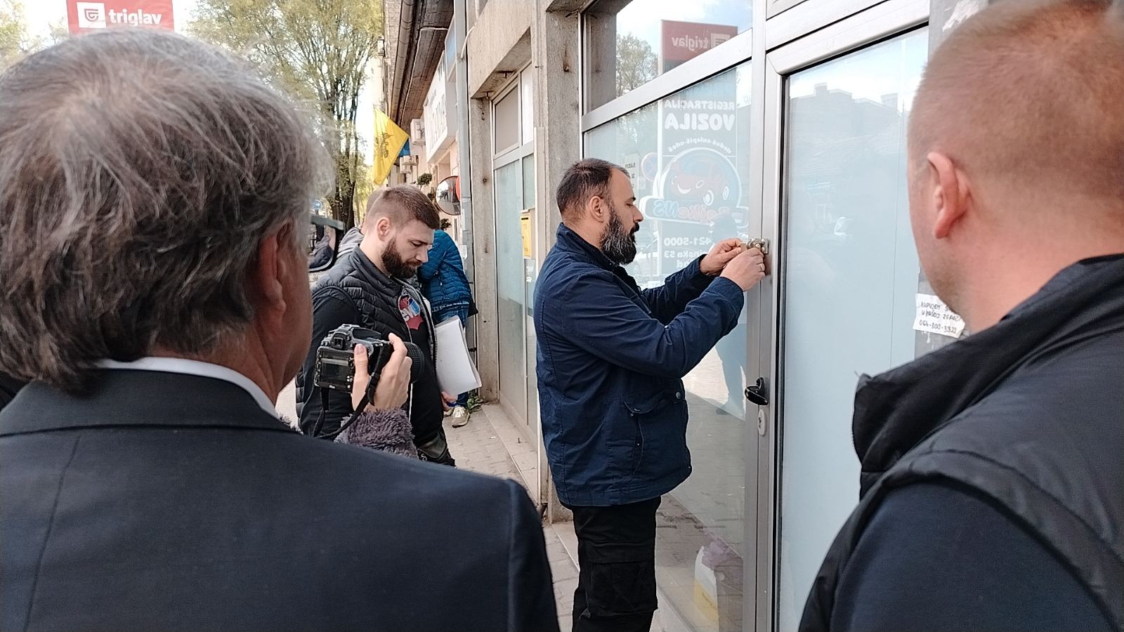 Advokat Marko Zarić o privođenju članova novosadskih zborova i pretresu prostorija: "Osveta režima zbog organizovanja posmatračkih misija u Kuli" 2 Advokat Marko Zarić o privođenju članova novosadskih zborova i pretresu prostorija: "Osveta režima zbog organizovanja posmatračkih misija u Kuli" 2