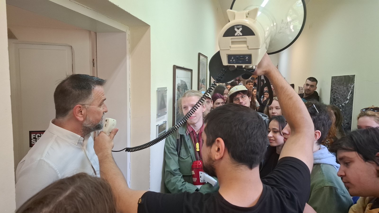 Protest studenata Akademije umetnosti zbog oduzete Galerije u Novom Sadu: Studenti ušli u dekanat 2 Protest studenata Akademije umetnosti zbog oduzete Galerije u Novom Sadu: Studenti ušli u dekanat 2