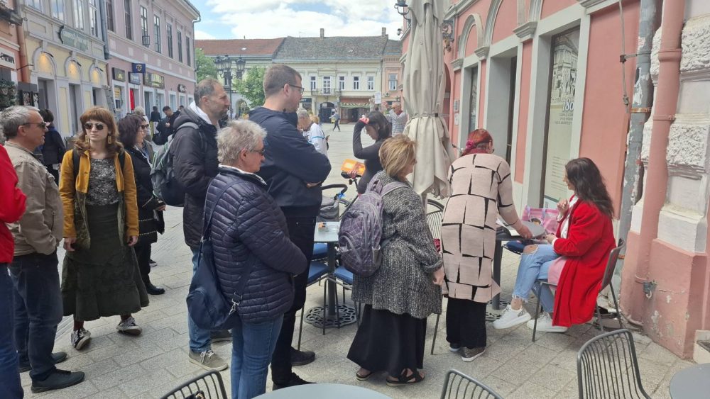 Poznatoj spisateljici Kseniji Ćaćić Gradska biblioteka u Novom Sadu naprasno otkazala gostovanje: Ona podelila knjige ispred nje 2