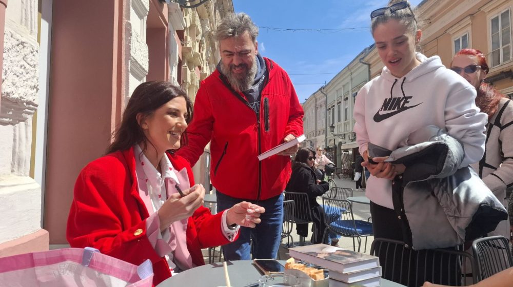 Poznatoj spisateljici Kseniji Ćaćić Gradska biblioteka u Novom Sadu naprasno otkazala gostovanje: Ona podelila knjige ispred nje 1