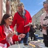 Poznatoj spisateljici Kseniji Ćaćić Gradska biblioteka u Novom Sadu naprasno otkazala gostovanje: Ona podelila knjige ispred nje 6