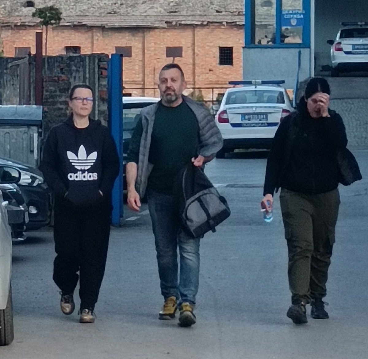 Privedeni aktivisti u Zrenjaninu: Devojku odveli u stanicu jer nema ličnu kartu, tamo je skinuli do gole kože 2 Privedeni aktivisti u Zrenjaninu: Devojku odveli u stanicu jer nema ličnu kartu, tamo je skinuli do gole kože 2