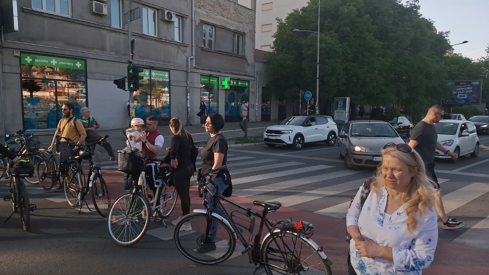 Zborovi Novi Sad danas blokirali raskrsnicu kod Futoške pijace 3 Zborovi Novi Sad danas blokirali raskrsnicu kod Futoške pijace 3