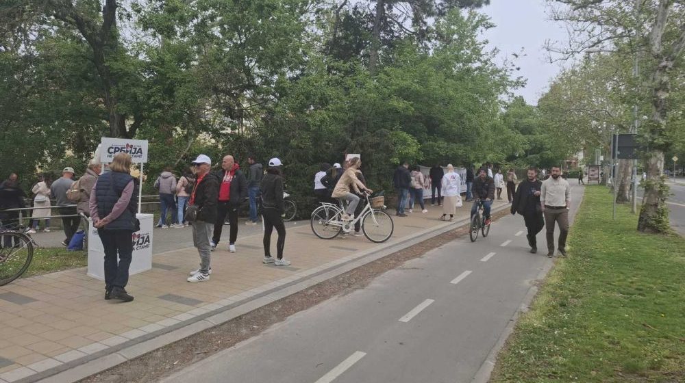 Studenti postavljaju štandove u Novom Sadu i dele nalepnice: Nedaleko od njih stoje naprednjaci 1