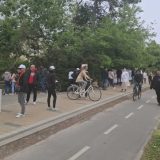 Studenti postavljaju štandove u Novom Sadu i dele nalepnice: Nedaleko od njih stoje naprednjaci 10