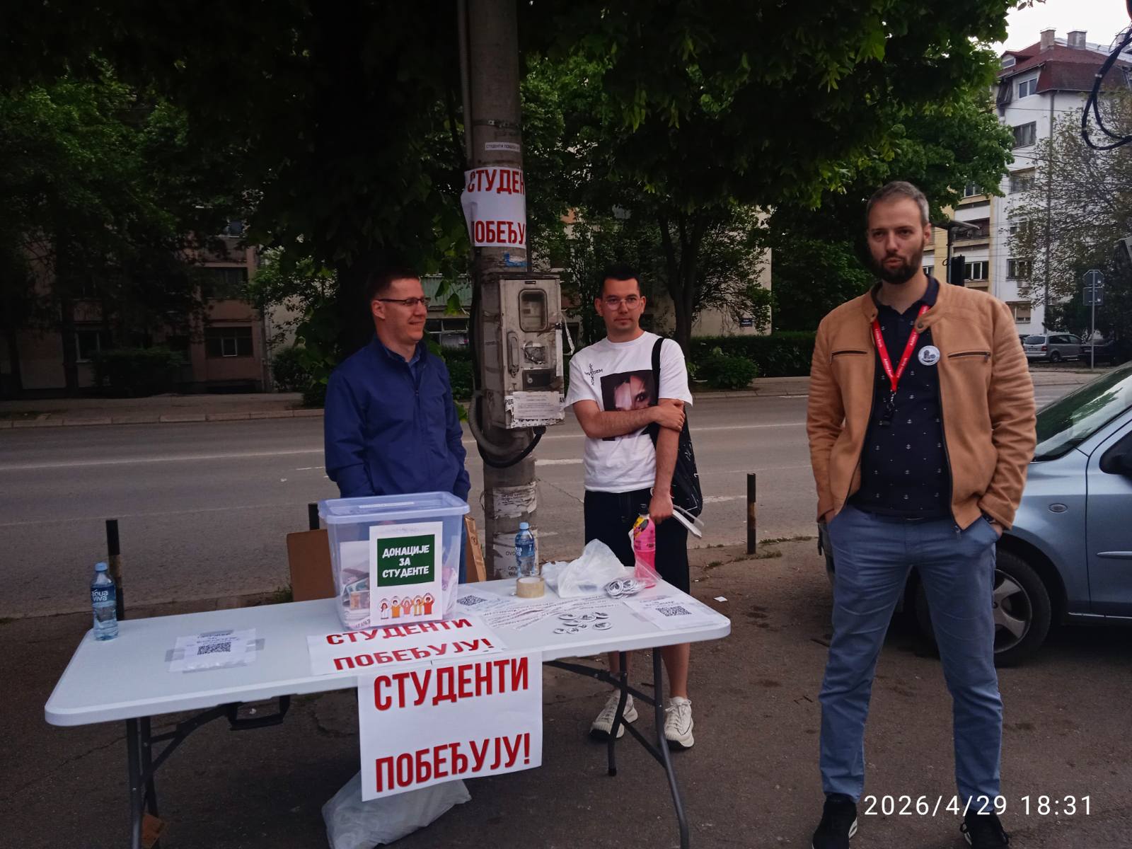 Više od 70.000 nalepnica „Studenti pobeđuju“ podeljeno u Nišu, nije bilo incidenata 2 Više od 70.000 nalepnica „Studenti pobeđuju“ podeljeno u Nišu, nije bilo incidenata 2