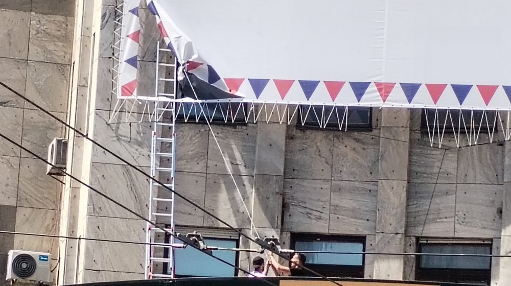 Protest građana ispred Palate Albanije, građani otkačili polovinu bilborda 1