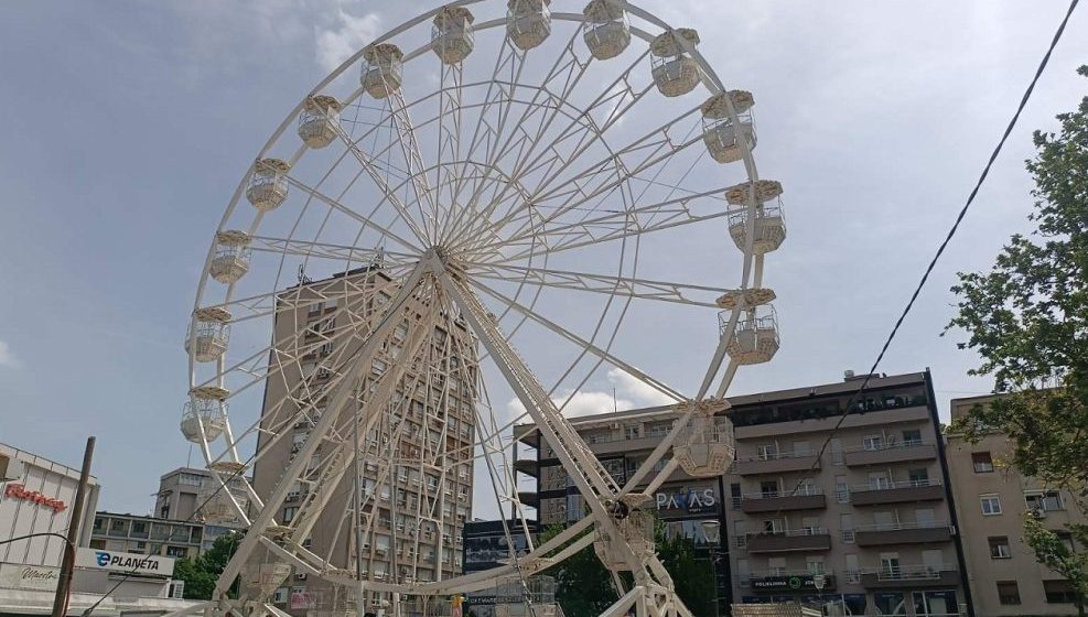 „Naprednjački ringišpil” za „virenje” u stanove ili svetska turistička atrakcija: Reagovanje Kragujevčana na panoramski točak u centru grada 1