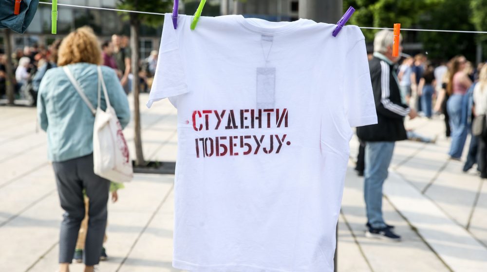 Studenti FTN u Čačku danas štampaju parolu "Studenti pobeđuju" na odevne predmete građana 1
