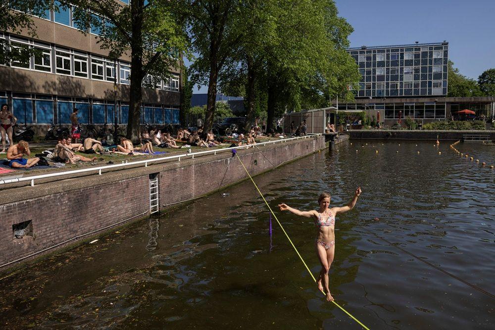 'Peć' iznad zapadne Evrope i Indije: Rekord u Portugalu, 45 stepeni u Delhiju 23 vrućina u amsterdamu, devojka hoda po živi iznad kanala u amsterdamu