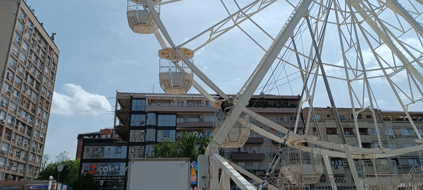 „Naprednjački ringišpil” za „virenje” u stanove ili svetska turistička atrakcija: Reagovanje Kragujevčana na panoramski točak u centru grada 2 „Naprednjački ringišpil” za „virenje” u stanove ili svetska turistička atrakcija: Reagovanje Kragujevčana na panoramski točak u centru grada 2