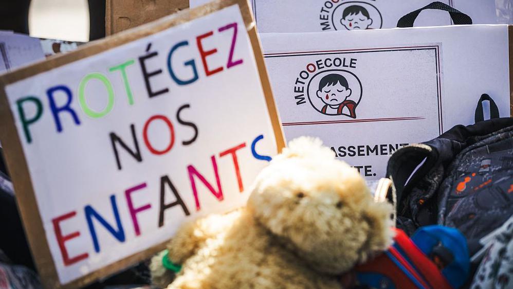 Talas slučajeva zlostavljanja dece potresa škole u Parizu 1 roditelji u francuskoj na protestu zbog zlostavljanja dece