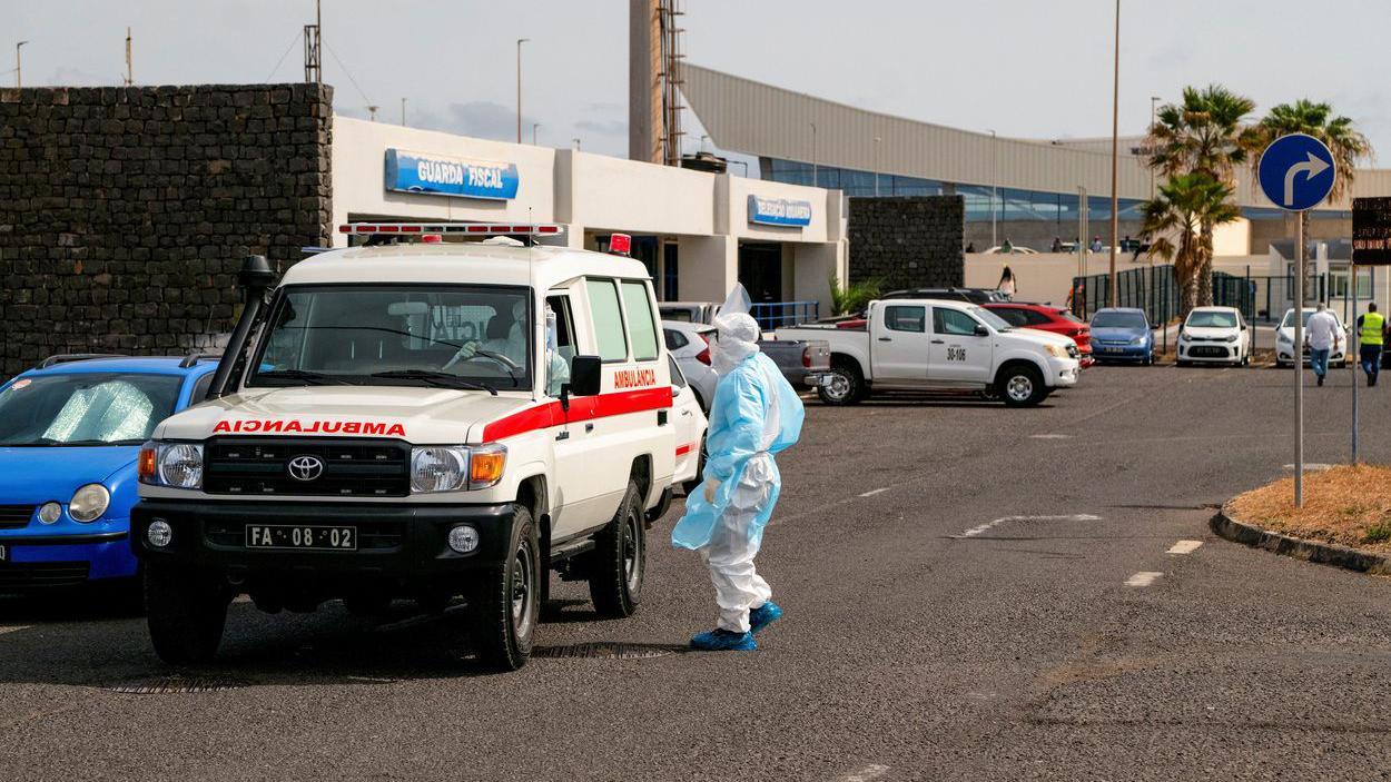 Hantavirus na kruzeru: 'Državljanka Crne Gore je dobro' 3 Čovek u zaštitnom odelu pored ambulantnih kola, handavirus