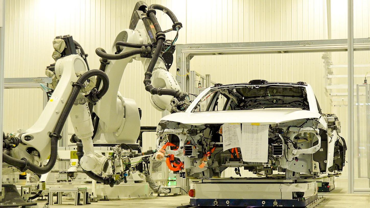 Mogu li svetski proizvođači automobila da pariraju Kini 6 Automobil koji se sklapa pomoću robota u fabrici Nio u Kini