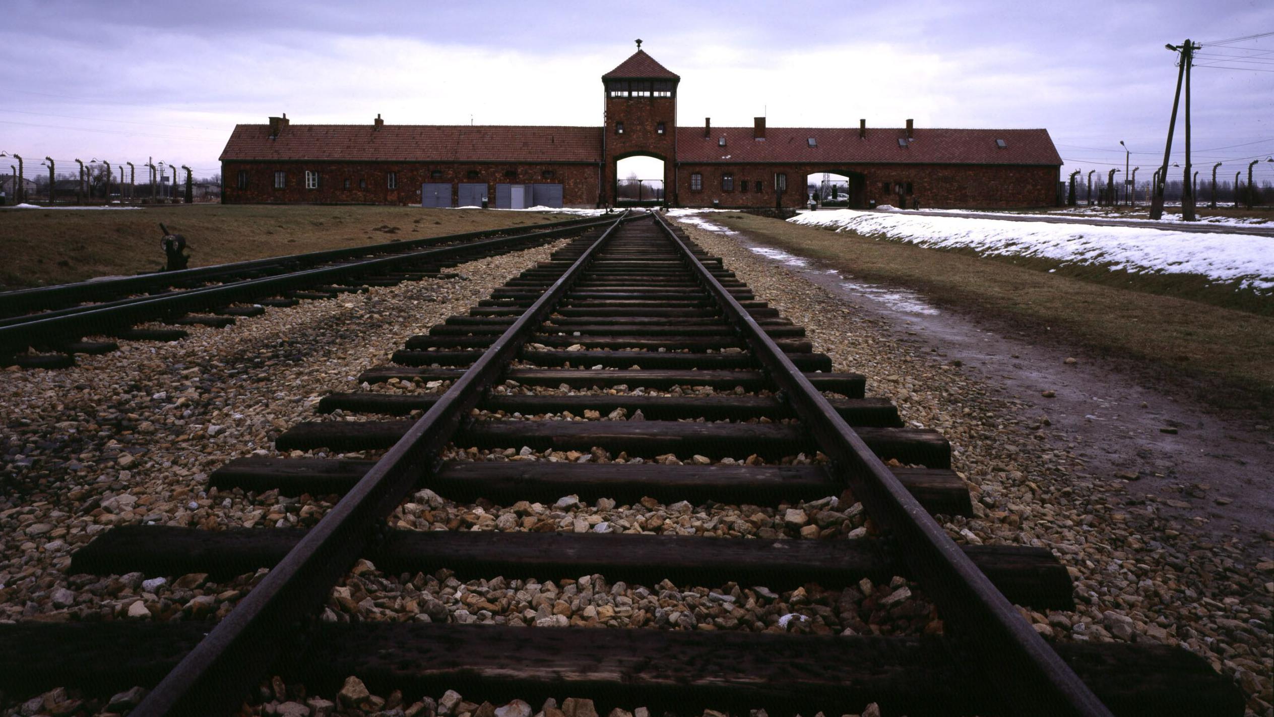 'Verovala sam da su mi preci antifašisti, a onda sam otkrila da je pradeda bio nacista' 3 Železnička pruga koja vodi do koncentracionog logora Aušvic-Birkenau u Osvjenćimu, Poljska, snimljene 1. januara 2004. Ulaz u logor je u daljini na kraju železničke pruge. To je ciglena zgrada sa kosim krovom i kulom iznad pruge.