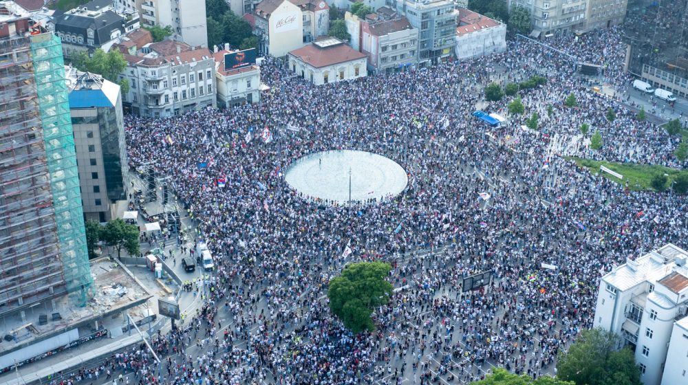 Studentkinja Elena upitala je pred hiljadama ljudi na protestu na Slaviji: Jesmo li država ili smo mafija? 1