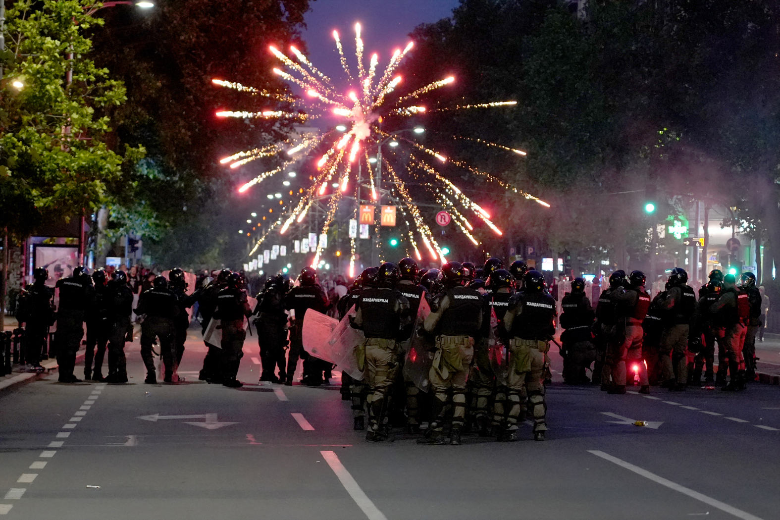 Sukobi demonstranata i policije u centru Beograda: Letele su baklje, odjekivali topovski udari, dosta ljudi je pohapšeno (VIDEO, FOTO) 2