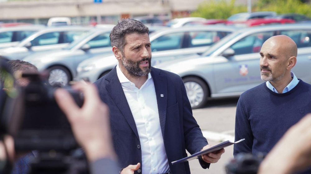 Šapić na primopredaji 20 vozila koje je grad donirao domovima zdravlja za prevoz pacijenata na dijalizu 1