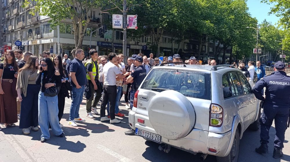 "Vučić optužio studente i druge demonstrante da žele da unište zemlju": AP o incidentu na protestu u Beogradu 1