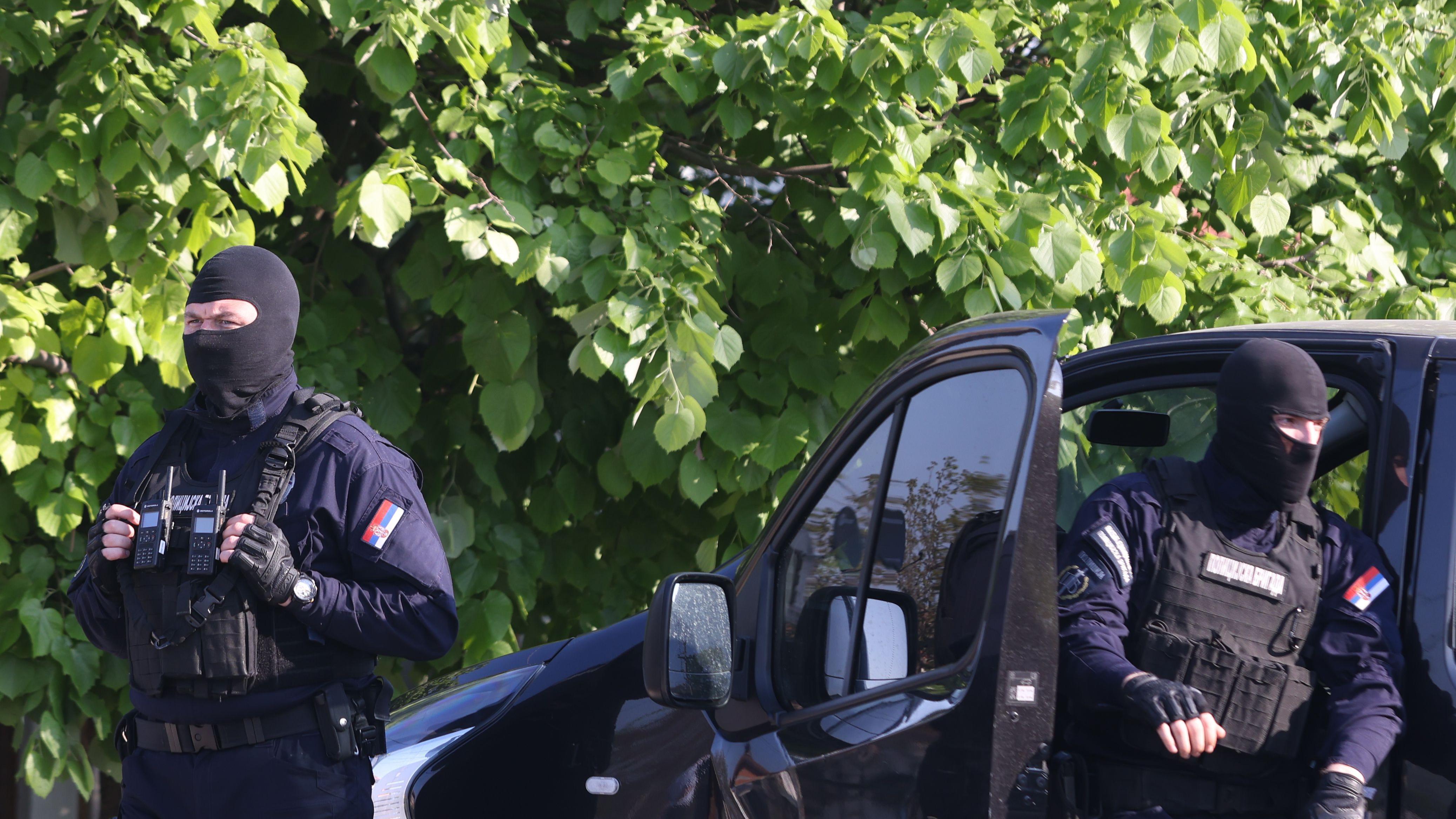 'Slučaj Senjak': Tužilaštvo potvrdilo identitet žrtve 1 Policajci sa pokrivenim licima stoje napolju, ispred vozila, iza je zelenilo