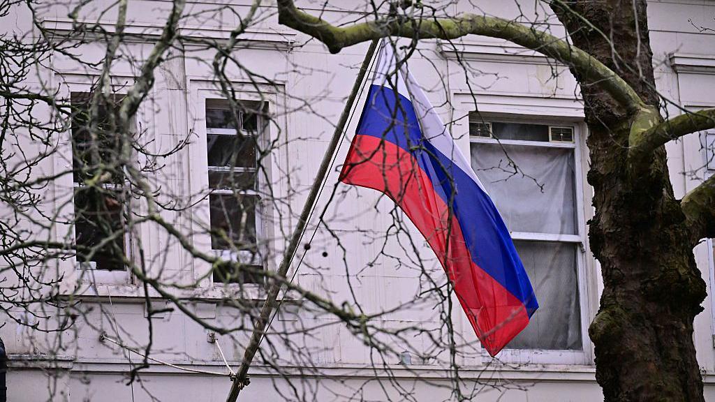 Gotovo pola miliona Rusa poginulo u ratu u Ukrajini: britanska obaveštajna služba 3 ruska zastava